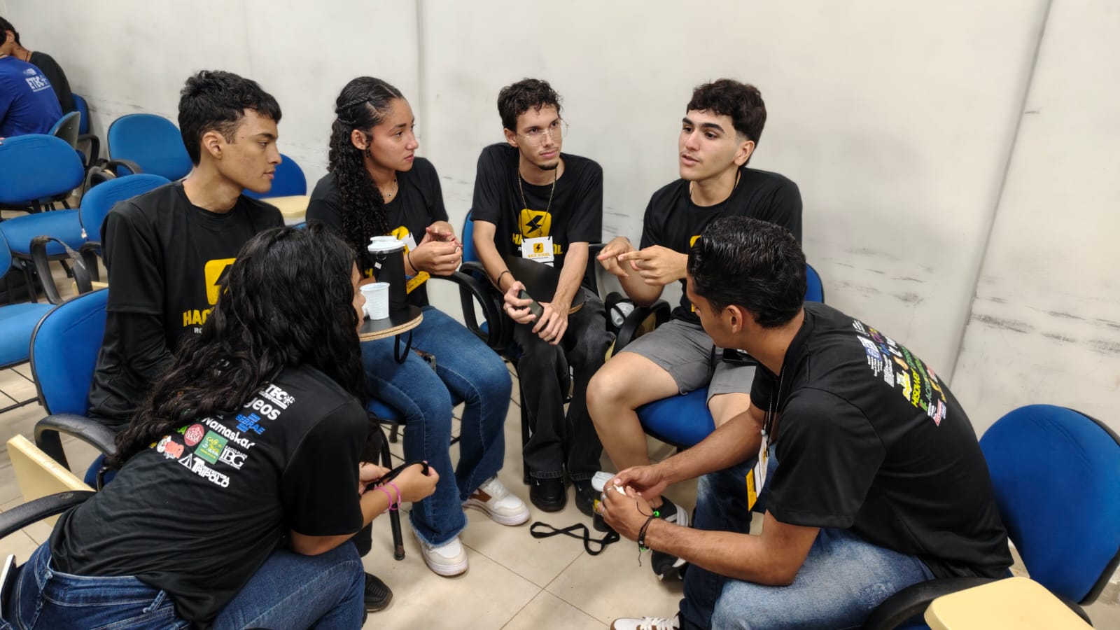 Troca de ideias durante o trabalho em grupo